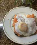 Tostada de salmón ahumado con huevo poché