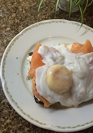 Una foto de Tostada de salmón ahumado con huevo poché