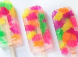 Una foto de Paletas Heladas de Sprite y Gomitas