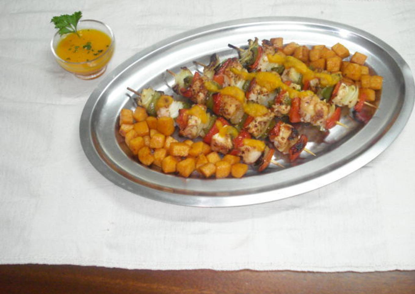 Brochetas de pollo con boniato en su salsa <br />
