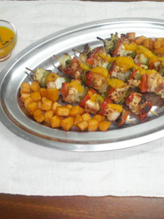 Una foto de Brochetas de pollo con boniato en su salsa