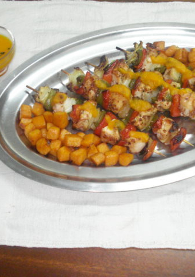 Una foto de Brochetas de pollo con boniato en su salsa