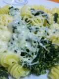 Pasta sabrosa con revuelto de espinacas