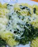 Pasta sabrosa con revuelto de espinacas