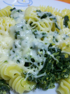 Una foto de Pasta sabrosa con revuelto de espinacas