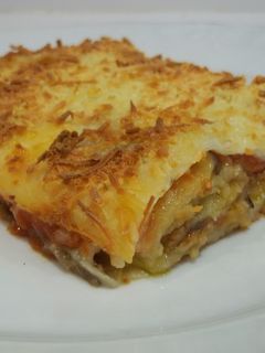 Una foto de Cien hojas de berenjena, jamón y queso