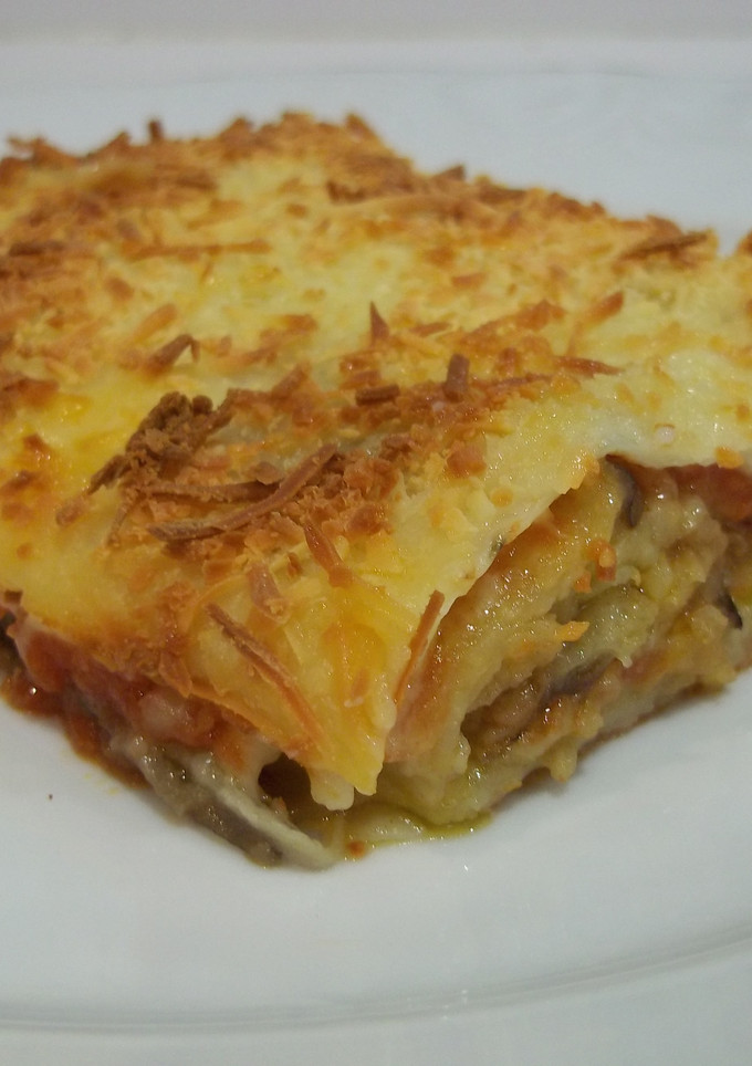 Una foto de Cien hojas de berenjena, jamón y queso