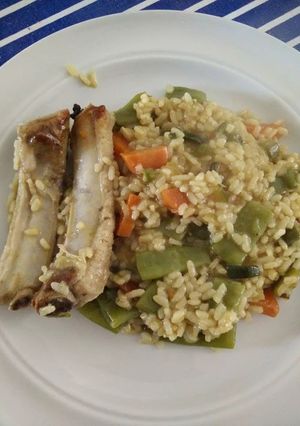 Una foto de Arroz con verduras y costillas de cerdo