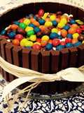 Tarta kit kat con bizcocho de chocolate 