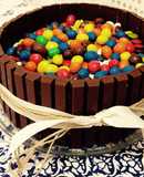 Tarta kit kat con bizcocho de chocolate 