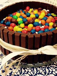 Una foto de Tarta kit kat con bizcocho de chocolate