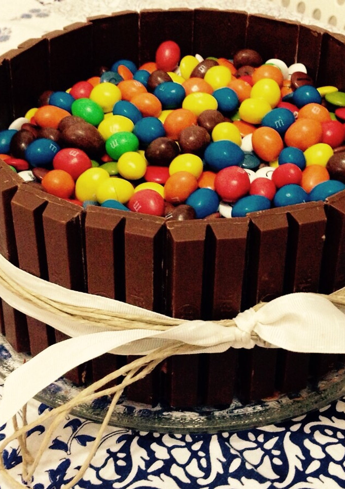 Una foto de Tarta kit kat con bizcocho de chocolate 