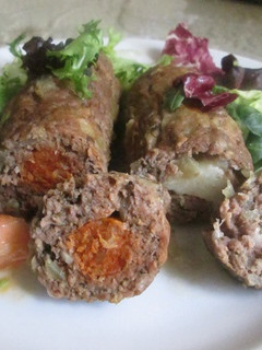 Una foto de Cañoncitos de picada rellenos de chistorra y queso.