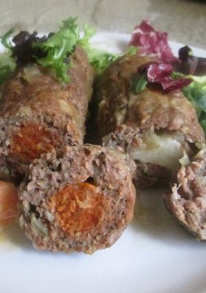 Una foto de Cañoncitos de picada rellenos de chistorra y queso.
