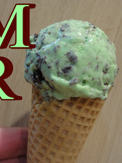Una foto de Helado de menta con sirope de chocolate