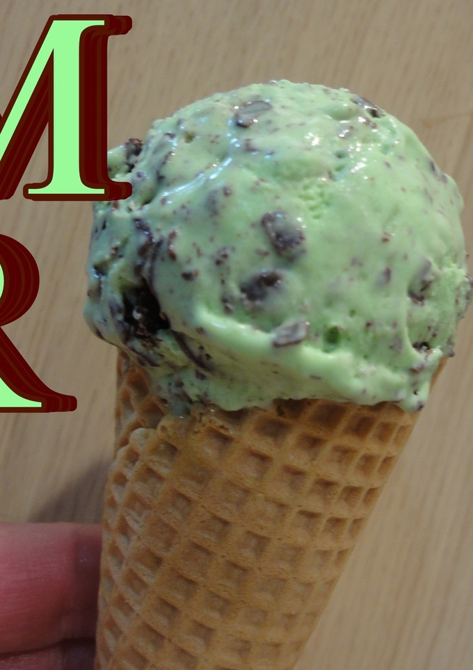 Una foto de Helado de menta con sirope de chocolate