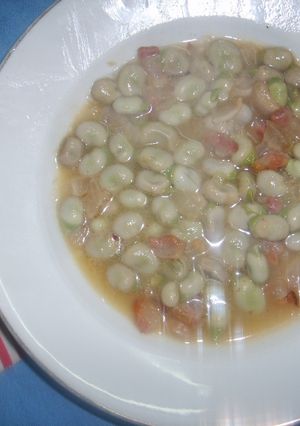 Una foto de Habas con jamón y cebolla
