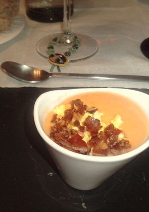 Una foto de Salmorejo con virutas de jamón y huevos 