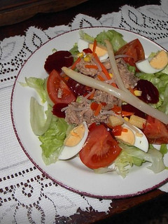 Una foto de Ensalada mixta con bonito y verduras
