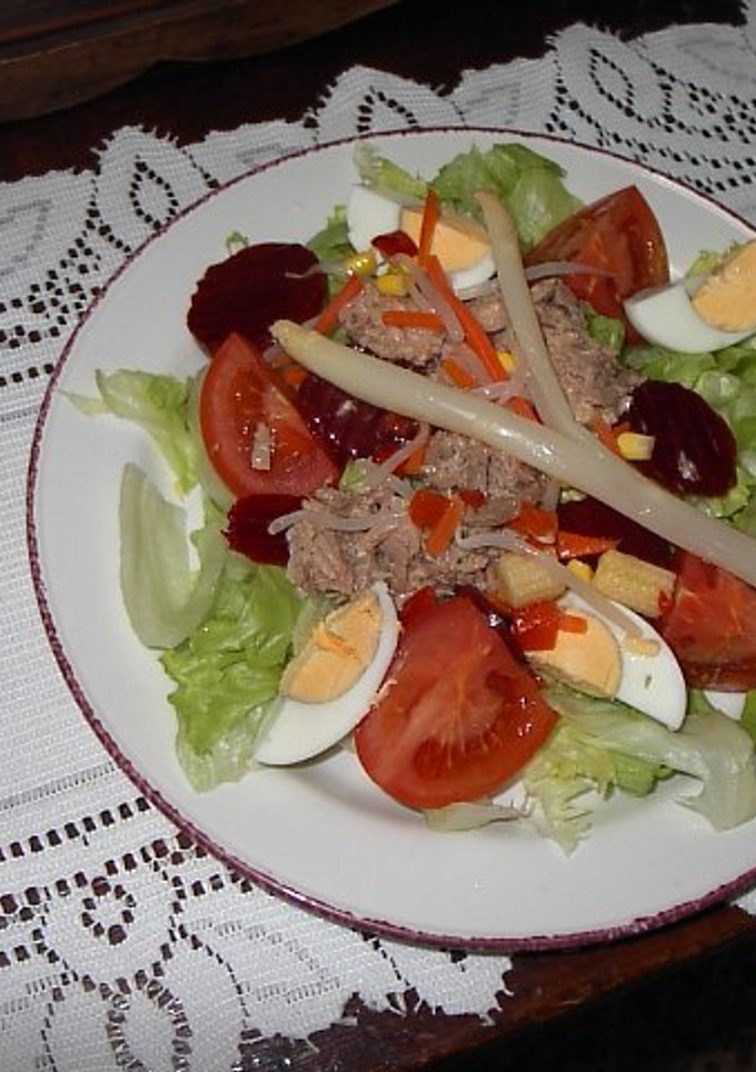 Una foto de Ensalada mixta con bonito y verduras