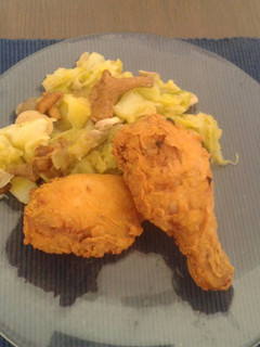 Una foto de Pollo marinado con guarnicion de col y setas