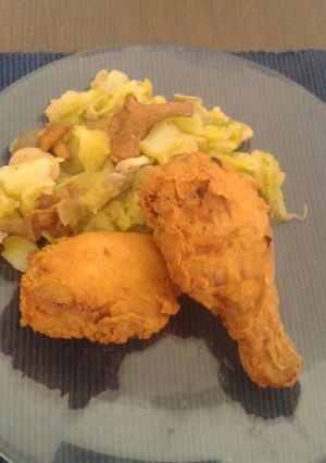 Una foto de Pollo marinado con guarnicion de col y setas