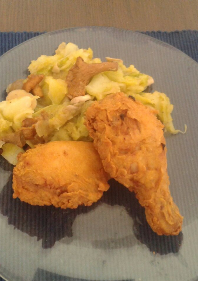 Una foto de Pollo marinado con guarnicion de col y setas