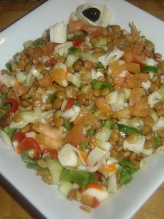 Una foto de Ensalada de lentejas con palitos de cangrejo