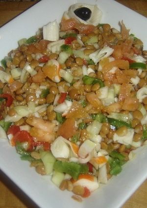 Una foto de Ensalada de lentejas con palitos de cangrejo