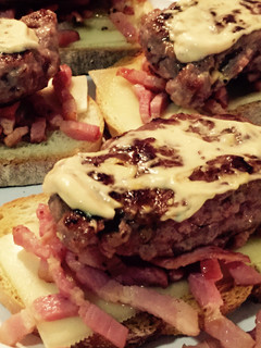 Una foto de Pintxo de hamburguesa con Salsa especial