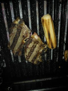 Una foto de Asado a la parrilla de bifecito ancho