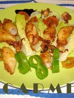 Una foto de Calamares fritos con ensalada