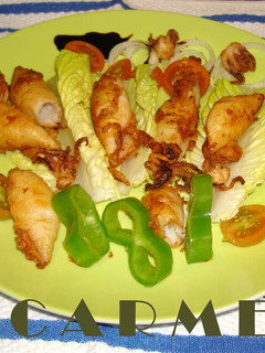 Una foto de Calamares fritos con ensalada