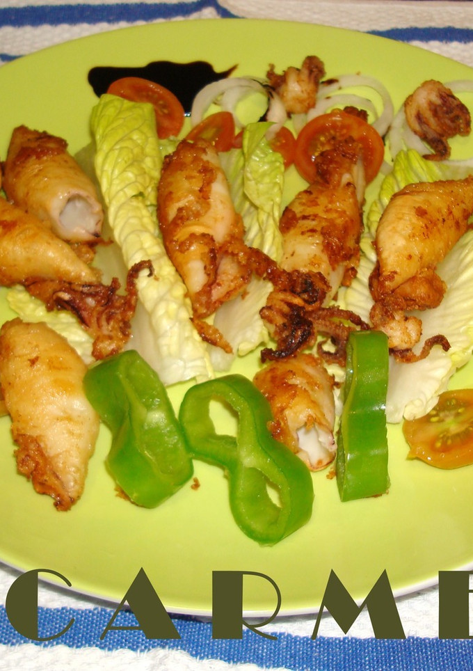 Una foto de Calamares fritos con ensalada