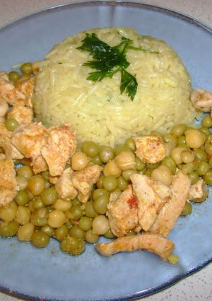 Una foto de Pollo al ajillo con arroz al perejil