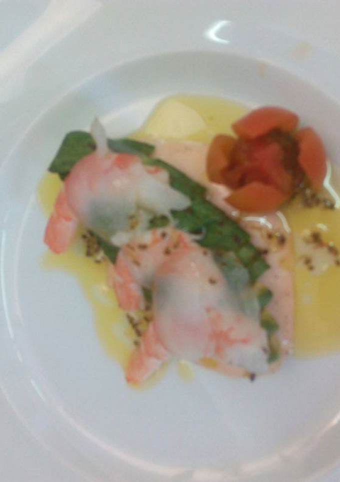 Una foto de Aguacate con langostino y carpaccio de rape