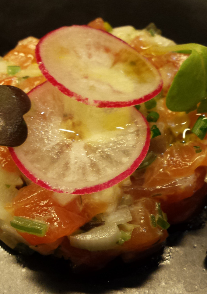 Una foto de Ensalada de salmón con salsa cesar 