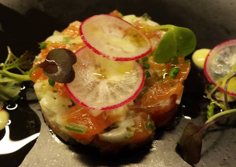 Ensalada de salmón con salsa cesar
