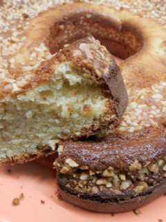 Una foto de bizcocho de nata y almendra.