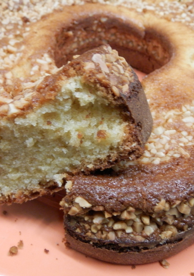 Una foto de bizcocho de nata y almendra.