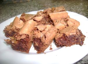 Una foto de Coconut Brownie