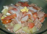 Una foto de patata hervida y atun