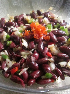 Una foto de Ensalada de alubias rojas con trampó
