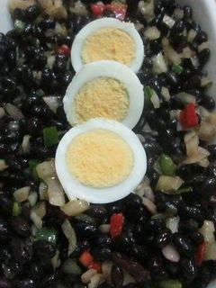 Una foto de Alubias negras con trampó y huevos duros