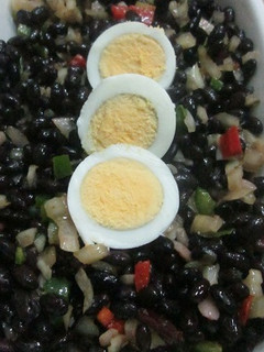 Una foto de Alubias negras con trampó y huevos duros