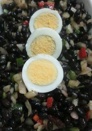 Una foto de Alubias negras con trampó y huevos duros
