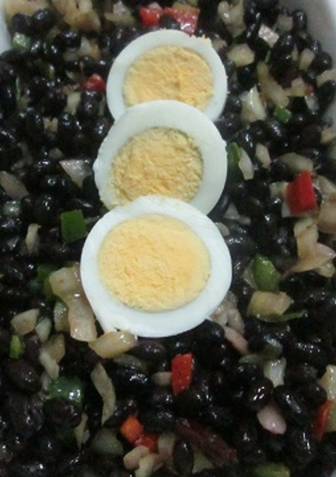 Una foto de Alubias negras con trampó y huevos duros