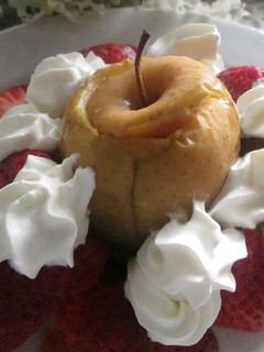 Una foto de Manzana horneada con fresas y nata