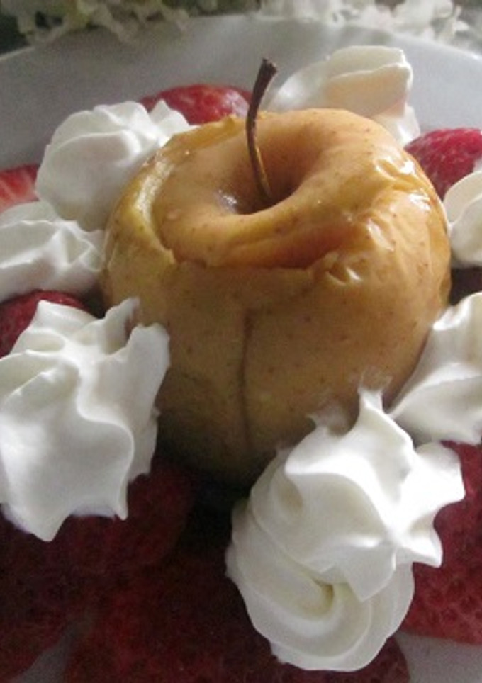 Una foto de Manzana horneada con fresas y nata