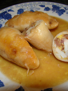 Una foto de Calamares rellenos de jamón y huevo duro